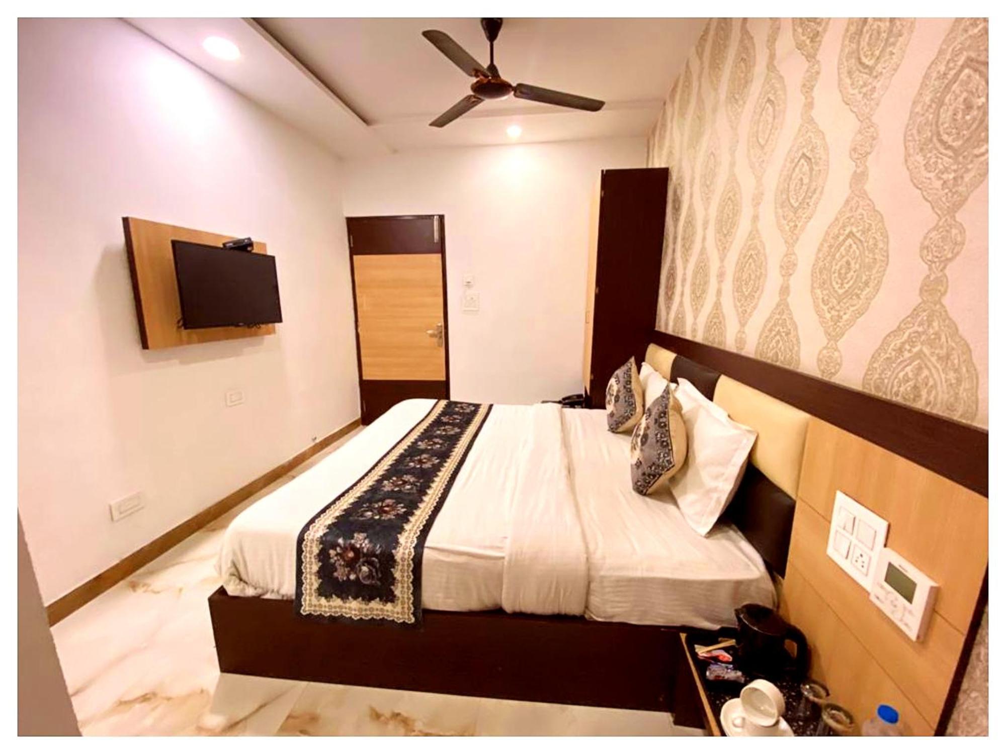 Hotel Premium Travellers # Inn Near Temple - Fully Air Conditioning Hotel - Hygiene And Spacious Room - A Top Rated Luxuary Hotel Merces Dış mekan fotoğraf